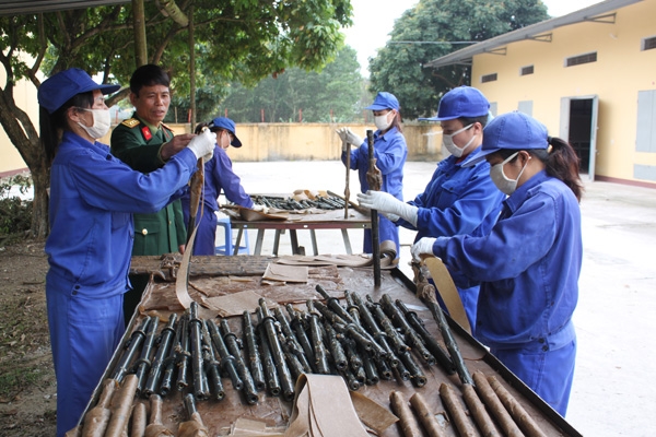 Phụ nữ Kho K21 (Cục Kỹ thuật) bảo dưỡng vũ khí.